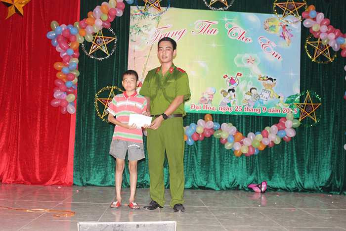 Hội đồng hương Bắc Giang, học viện Cảnh sát mang trung thu đến với trẻ em