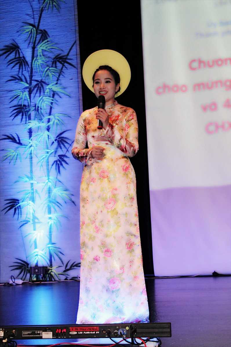 Hồng Phượng dẫn chương trình giao lưu văn hoá tại Đức