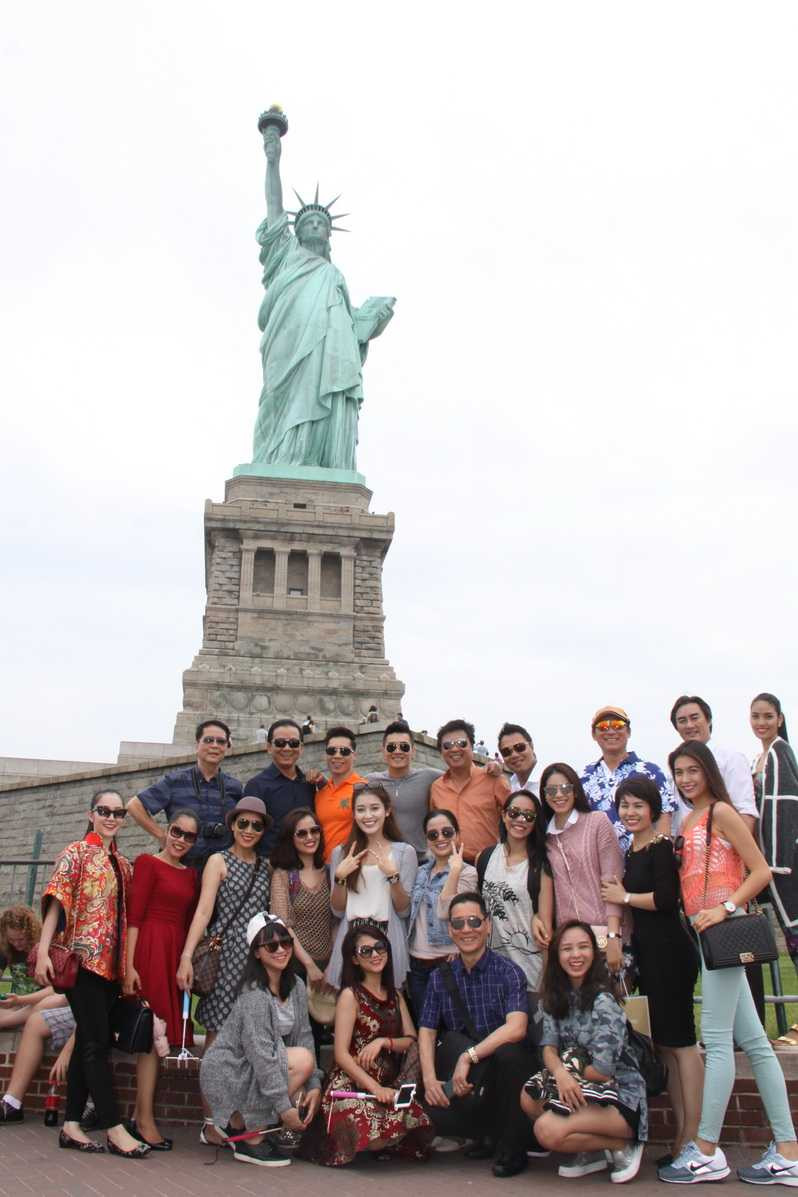 Hồng Phượng cùng đoàn Đoàn nghệ sĩ Việt Nam tại Mĩ