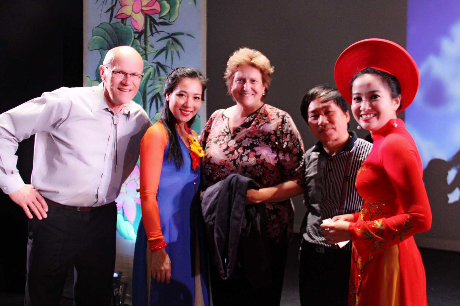 Hồng Phượng cùng người hâm mộ tại Mĩ)