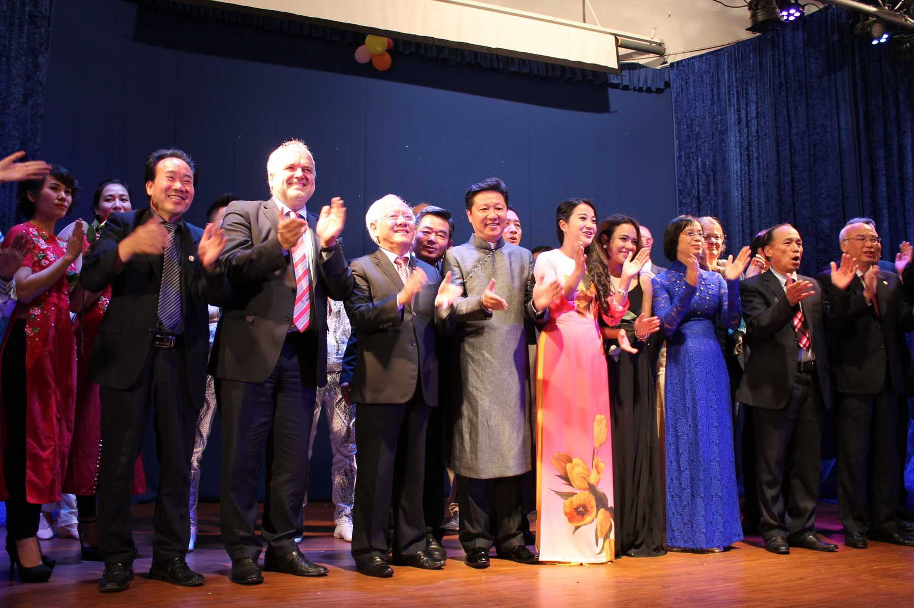 Hồng Phượng cùng các cấp lãnh đạo, kiều bào và nghệ sĩ tại Đức