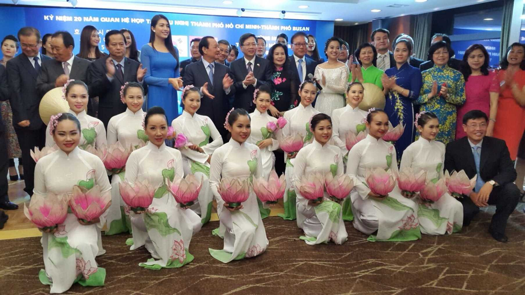 Hồng Phượng cùng các cấp lãnh đạo, kiều bào và nghệ sĩ tại Hàn Quốc