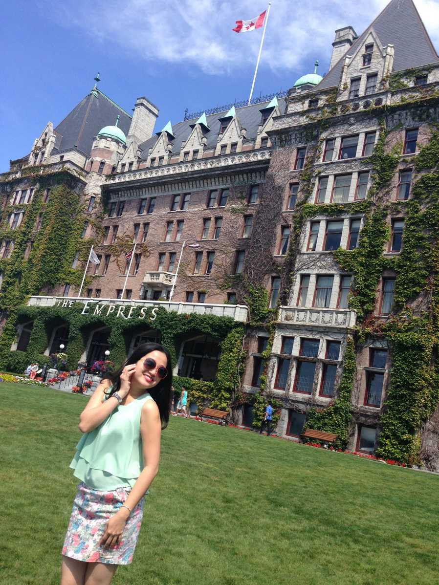 Hồng Phượng năng động và trẻ trung trong 1 chuyến công tác tại Canada