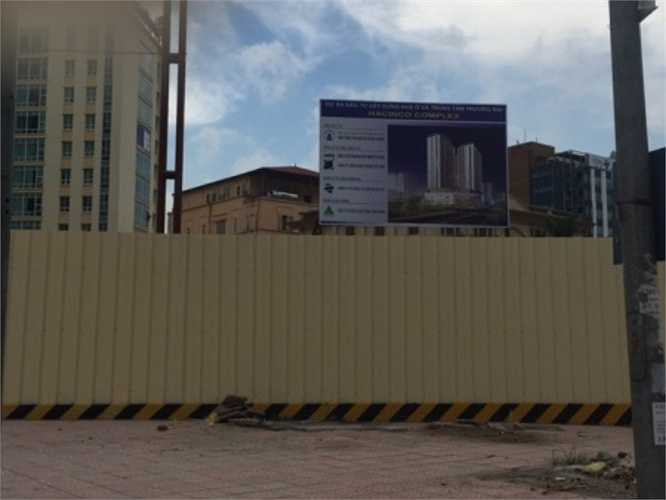 Mảnh đất này rộng hơn 2.000 m2, bị bỏ hoang từ 5-6 năm nay. Vài năm trước, trên hàng rào dự án có in hình, logo của ngân hàng Seabank. Xong đến thời điểm này, trên tấm biển giới thiệu dự án, nó thuộc sở hữu của Công ty CP Dịch vụ và kinh doanh bất động sản Việt Nam. Dự án này được xây dựng thành công trình hỗn hợp, dịch vụ, văn phòng, nhà ở.