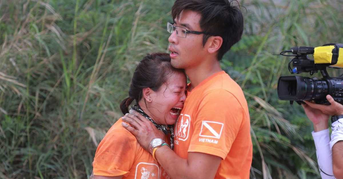 Ngọc Anh của đội Cam khóc vì thử thách quá khó khăn.