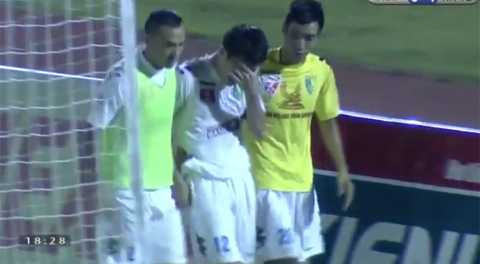 Thanh Hào khóc nức nở sau tình huống phạm lỗi với Abass. Thanh Hào khóc nức nở sau tình huống phạm lỗi với Abass.