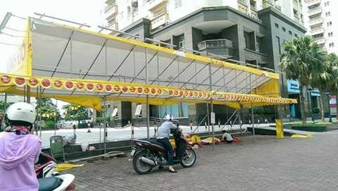 Thay vì giảm giá bánh sai quy định của hãng bánh đề ra, nhiều quầy hàng khuyến mại đồ chơi, con giống để kích cầu. Ảnh: Ngọc Lan. Thay vì giảm giá bánh sai quy định của hãng bánh đề ra, nhiều quầy hàng khuyến mại đồ chơi, con giống để kích cầu. Ảnh: Ngọc Lan.