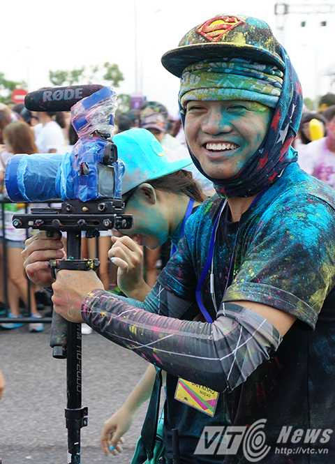 Ngay cả người của BTC, hay các phóng viên cũng không tránh được việc bị nhuộm kín bởi bột màu.