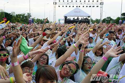 Color Me Run’ là ngày hội thể thao kết hợp âm nhạc độc đáo. Lần đầu tiên được tổ chức tại Hà Nội, sự kiện đã mang đến một thứ Bảy đầy thú vị để mọi người tham gia.