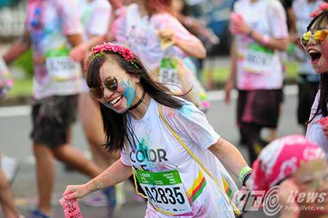 Người chơi sẽ cùng nhau trải nghiệm chặng đường đầy màu sắc bằng hình thức chạy bộ, đi bộ và được tung phủ bột màu từ đầu đến chân tại các điểm mốc trên lộ trình.