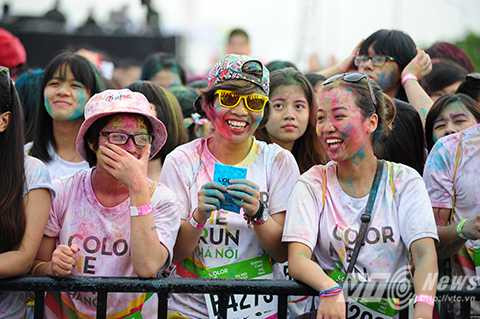 Những gói bột màu được làm từ bột năng, bột màu thực phầm nên an toàn nên dù có nuốt hay hít phải cũng không gây hại cho cơ thể.