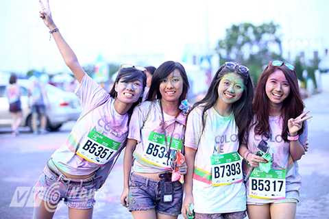 Các bạn trẻ sẽ được chia thành các nhóm, cùng nhau trải nghiệm chặng đường đầy màu sắc bằng hình thức chạy bộ, đi bộ và được tung phủ bột màu từ đầu đến chân tại các điểm mốc trên lộ trình.
