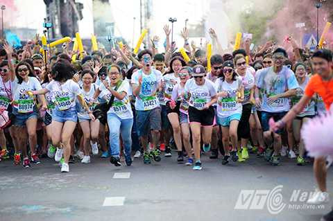 Khi hiệu lệnh bắt đầu tất cả mọi người sẽ cùng nhau chạy một quãng đường dài gần 5km để về đích. Vừa chạy các bạn vừa ném bột màu vào nhau để ngăn cản đối phương.