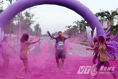 Tất cả mọi người ở các lứa tuổi, từ sinh viên, nhân viên văn phòng và những người yêu thích thể thao đều có thể tham gia.