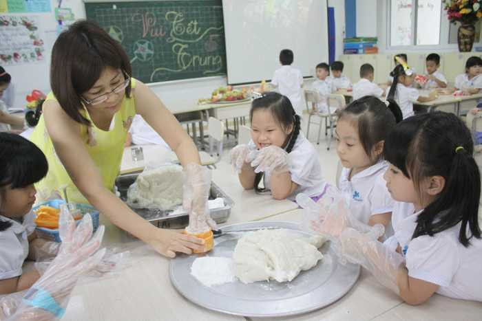 Học sinh tự làm bánh Trung thu gây quỹ từ thiện