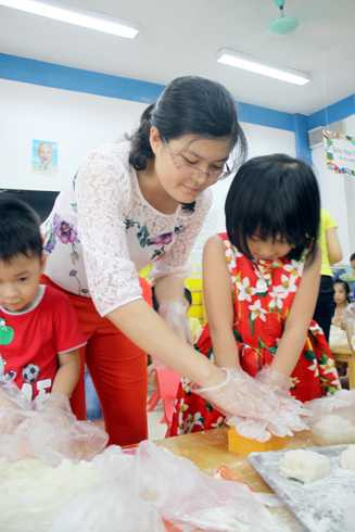 Học sinh tự làm bánh Trung thu gây quỹ từ thiện