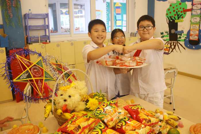 Học sinh tự làm bánh Trung thu gây quỹ từ thiện