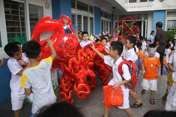 Học sinh tự làm bánh Trung thu gây quỹ từ thiện