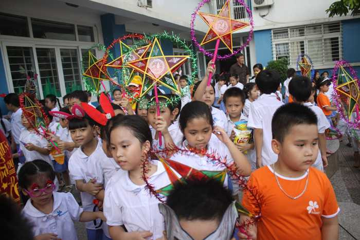 Học sinh tự làm bánh Trung thu gây quỹ từ thiện