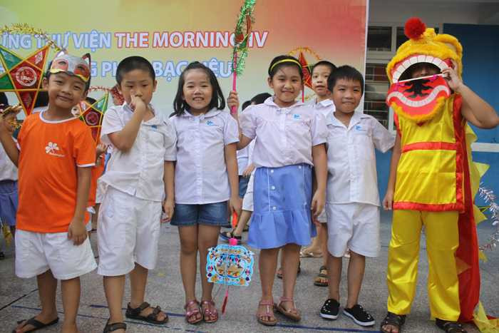 Học sinh tự làm bánh Trung thu gây quỹ từ thiện