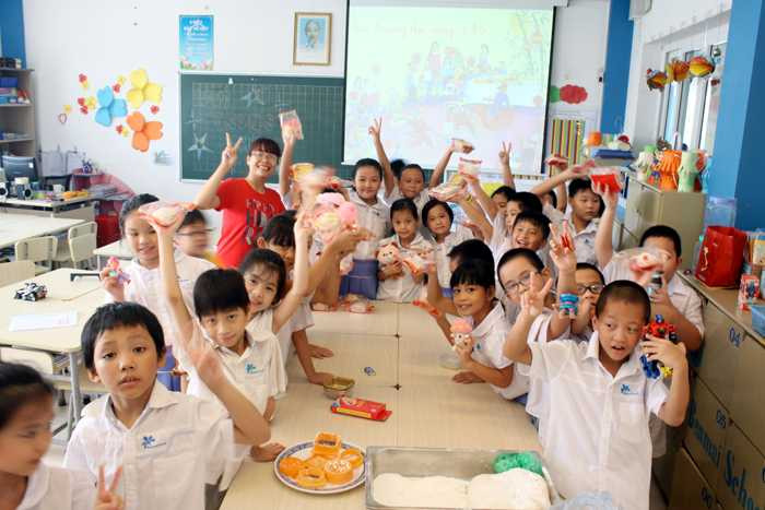 Học sinh tự làm bánh Trung thu gây quỹ từ thiện