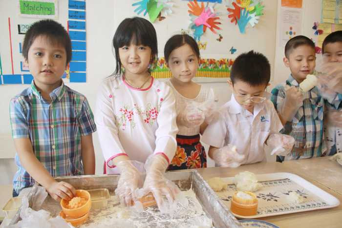 Học sinh tự làm bánh Trung thu gây quỹ từ thiện