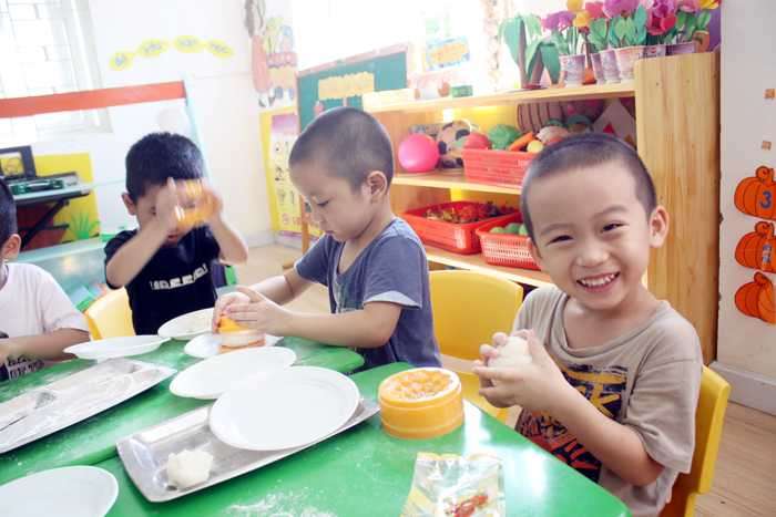 Học sinh tự làm bánh Trung thu gây quỹ từ thiện