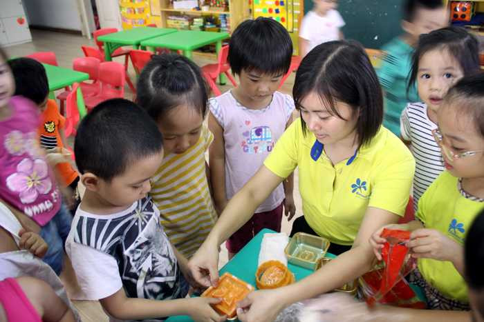 Học sinh tự làm bánh Trung thu gây quỹ từ thiện