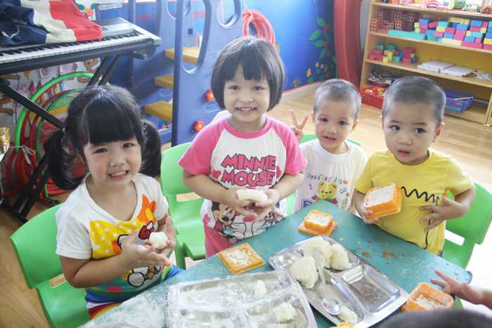 Học sinh tự làm bánh Trung thu gây quỹ từ thiện