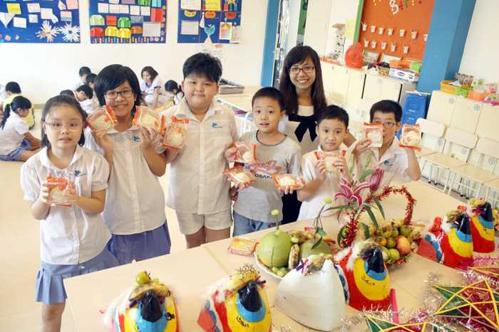 Học sinh tự làm bánh Trung thu gây quỹ từ thiện