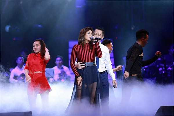 Trên sân khấu 'Đêm tình nhân 2', Nguyễn Hưng và Lưu Bích kết đôi trong Xa em kỷ niệm.