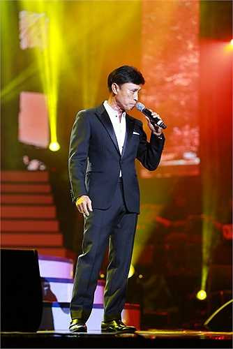 Sau 2 cô em gái, Tuấn Ngọc xuất hiện với sự lịch lãm quen thuộc. Anh hát Nỗi lòng người đi của Anh Bằng - ca khúc người Hà Nội đặc biệt yêu chuộng. Ngay sau đó là Mắt biếc. 