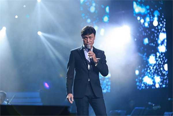 Khánh Hà thoải mái hát hit của Tuấn Ngọc: Bây giờ tháng mấy, Tình Cầm. Trong khi đó, Tuấn Ngọc ung dung hát những ca khúc vốn gắn với tên tuổi Khánh Hà: Niềm đau chôn dấu, Chuyện tình của biển. 