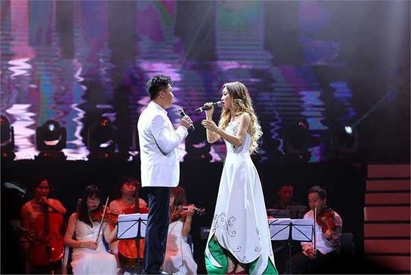 Cặp tình nhân sân khấu Trịnh Lam- Diễm Sương tái ngộ trong ca khúc Mãi một mối tình đầu. Đây cũng là hit đã đưa tên tuổi của cặp đôi này nổi tiếng khắp hải ngoại. 