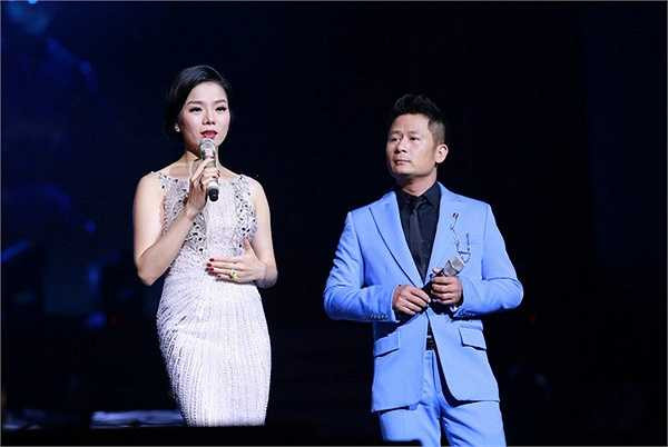 Nay trên sân khấu, hai người kết hợp thành cặp tình nhân đầy day dứt. Lệ Quyên cảm ơn Bằng Kiều vì với ca khúc, anh đã nhường hết phần hay và đẹp cho giọng hát Lệ Quyên, còn anh chỉ là người phụ trợ cho cô. Thế nên cô định 'đền' anh bằng việc sẽ hát theo anh, để tôn giọng hát anh trong ca khúc song ca thứ hai.