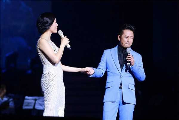 Bằng kiều dí dỏm cho biết, anh chọn bài hát song ca này để tặng riêng Lệ Quyên. Bà mẹ một con thích thú nhưng không quên dặn dò khán giả: đừng truyền hình trực tiếp về Mỹ vì sợ Dương Mỹ Linh ghen.