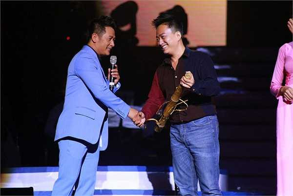 Ba màu sắc khác biệt nhưng không đối chọi, uyển chuyển và hoà hợp thể hiện ngay ở mỗi ca sĩ.