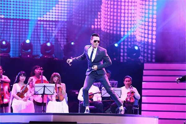 Nam ca sĩ Nguyễn Hưng tiếp tục khiến những tiếng ồ, à thích thú ấy tăng mạnh khi xuất hiện cùng dàn vũ công hùng hậu với hit Chỉ riêng mình ta, Khổ vì yêu nàng - những bài hát khuấy đảo khán giả trong nước và hải ngoại cuối thập niên 90.