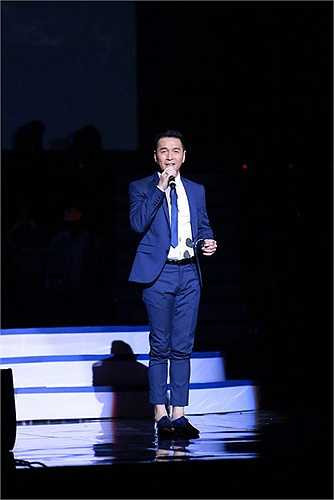 Dù đã ở tuổi ngũ tuần, anh vẫn cho thấy phong độ không hề sụt giảm với những bước nhảy điêu luyện, vừa nhảy vừa hát nhưng không có chỗ nào bị xuống hơi.