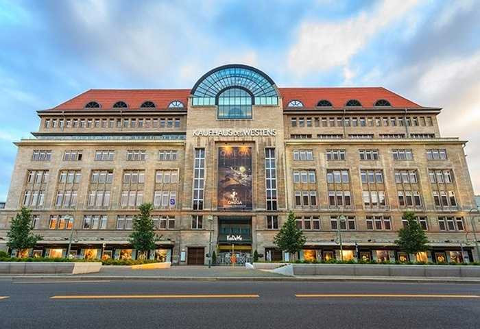 Trung tâm Lovingly - the Kaufhaus de Westens ở thủ đô Berlin, Đức: hay còn được gọi là 'trung tâm thương mại của phương Tây', hiện vẫn là trung tâm mua sắm lớn nhất tại châu Âu với diện tích sàn khoảng 60.000 mét vuông và có khoảng 180.000 người mua sắm mỗi ngày.