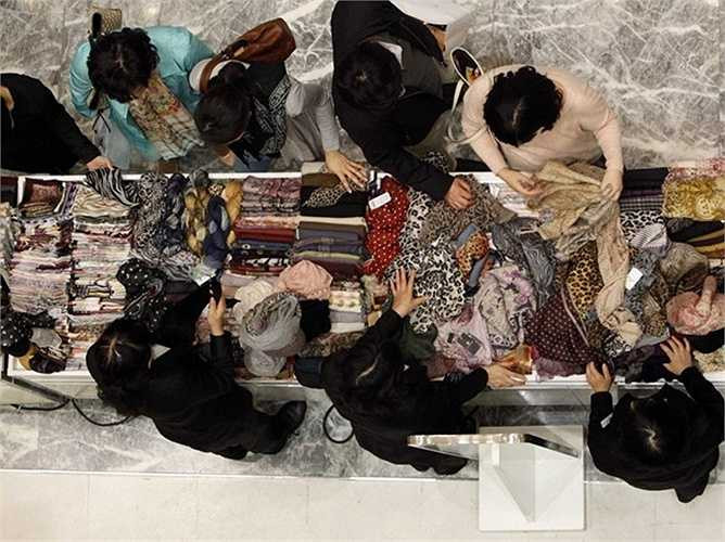 Shinsegae ở Busan, Hàn Quốc: Chính thức là trung tâm thương mại lớn nhất thế giới, với hai tòa nhà diện tích hơn 500.000 mét vuông được thiết kế với kiến trúc sang trọng. Tại đây còn có khu phức hợp với hai khu thực phẩm lớn, một sân trượt băng, sân golf trong nhà, spa và một khu vườn trên cao.