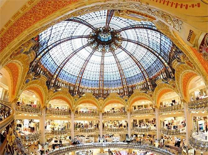Galeries Lafayette ở Paris, Pháp: được khai trương vào năm 1895 với các cửa hàng được thiết kế đặc biệt, tổng thể là một tòa nhà 10 tầng bao bọc bởi kính màu và thép mái vòm khổng lồ với cầu thang theo trào lưu nghệ thuật mới và 19 nhà hàng.