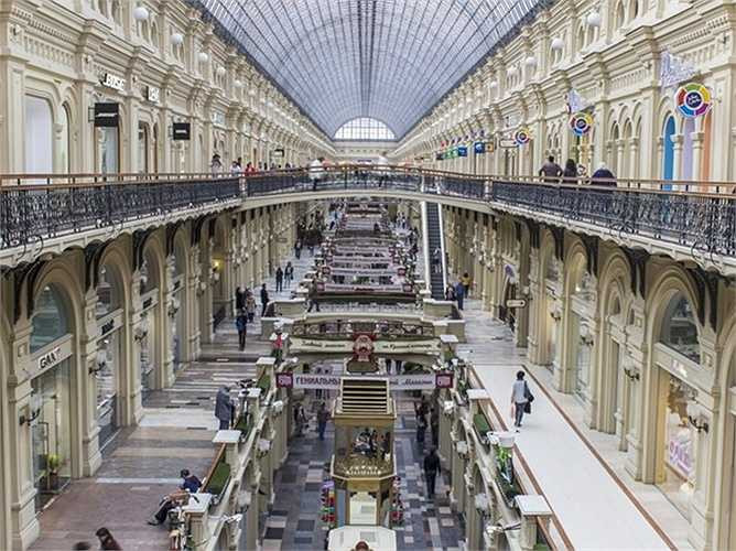 GUM ở Moscow, Nga: Với trần nhà được làm từ 20.000 tấm kính, tòa nhà GUM có tổng cộng ba tầng lầu bày bán các loại xa xỉ phẩm. Trung tâm mua sắm này được xây dựng vào những năm 1890, mang phong cách kiến trúc tân cổ điển Italy.