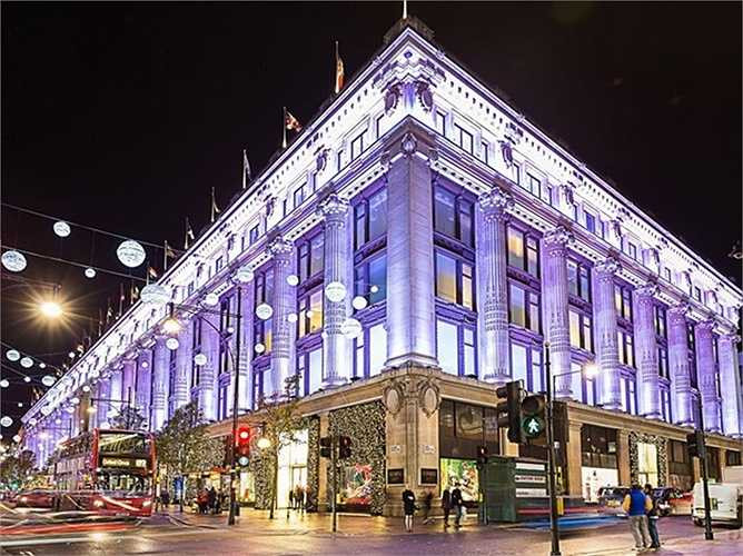 Selfridges của London, Anh: được xây dựng bởi một người Mỹ - Harry Selfridge đến từ Wiscousin vào năm 1909. Các cửa hàng tại đây nổi tiếng với ánh sáng nghệ thuật trên những ô cửa sổ lớn nhất thế giới. Selfridges hiện đang là trung tâm làm đẹp lớn nhất châu Âu, trong khu bách hóa đầu tiên có một tầng hầm và khu bán hàng được phép trả giá, mặc cả.