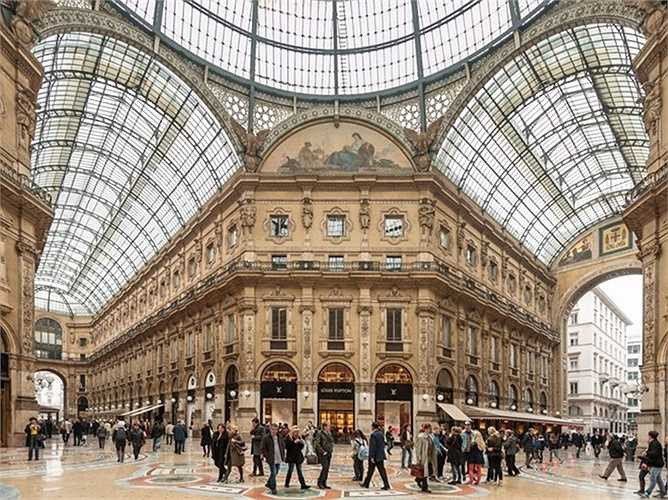 Galleria Vittorio Emmanuelle ở Milan, Ý: được xem như là trung tâm thương mại đầu tiên của thế giới, mở cửa vào năm 1877. Galleria là một khu vực hình bát giác được bao phủ bởi một lớp kính và mái vòm sắt khổng lồ, được tô điểm bởi những cửa hàng và nhà hàng lâu đời nhất thủ đô nước Ý.