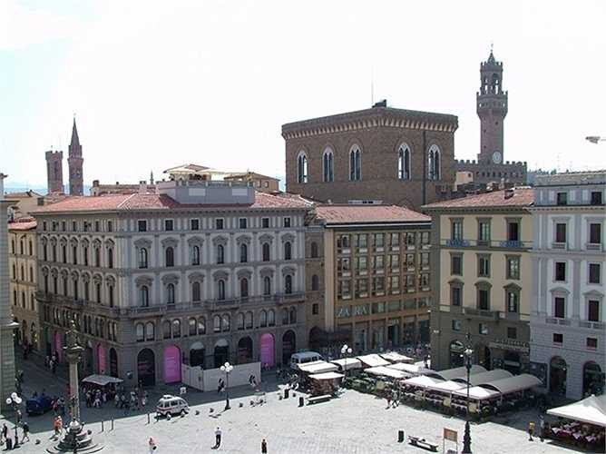 La Rinascente - Florence, Ý: được xây dựng vào năm 1977 và là cửa hàng bách hóa lừng lẫy nhất nước Ý. Sáu tầng nhà có một sự pha trộn phong cách địa phương, quốc tế, và những yếu tố thời gian. 