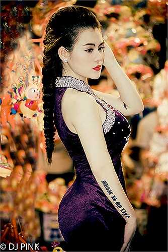 Đến với nghề DJ như sự tình cờ, Hồng Phấn chia sẻ: ‘Một lần mình thấy chị BO (DJ Mỹ Quyên) đánh nhạc trong buổi sinh nhật bạn. Chính cách điều khiển nhạc, cách khuấy động cả sân khấu của chị ấy đã cuốn hút, đưa mình đến với DJ'.