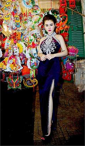 Nữ DJ xinh đẹp này thu hút mọi ánh nhìn khi xuống phố đón Trung thu.