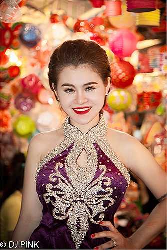 Ngoại hình long lanh, gương mặt khả ái, Hồng Phấn luôn gây ấn tượng bởi sự tự tin, năng động.