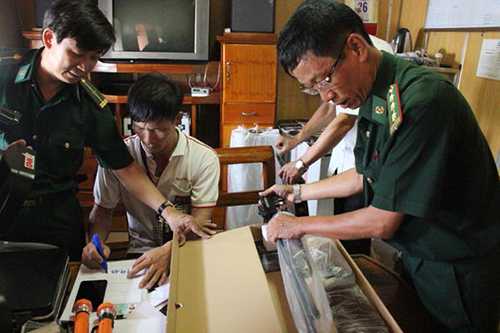 Lực lượng biên phòng khi kiểm tra, khám xét tàu Thành Công 36